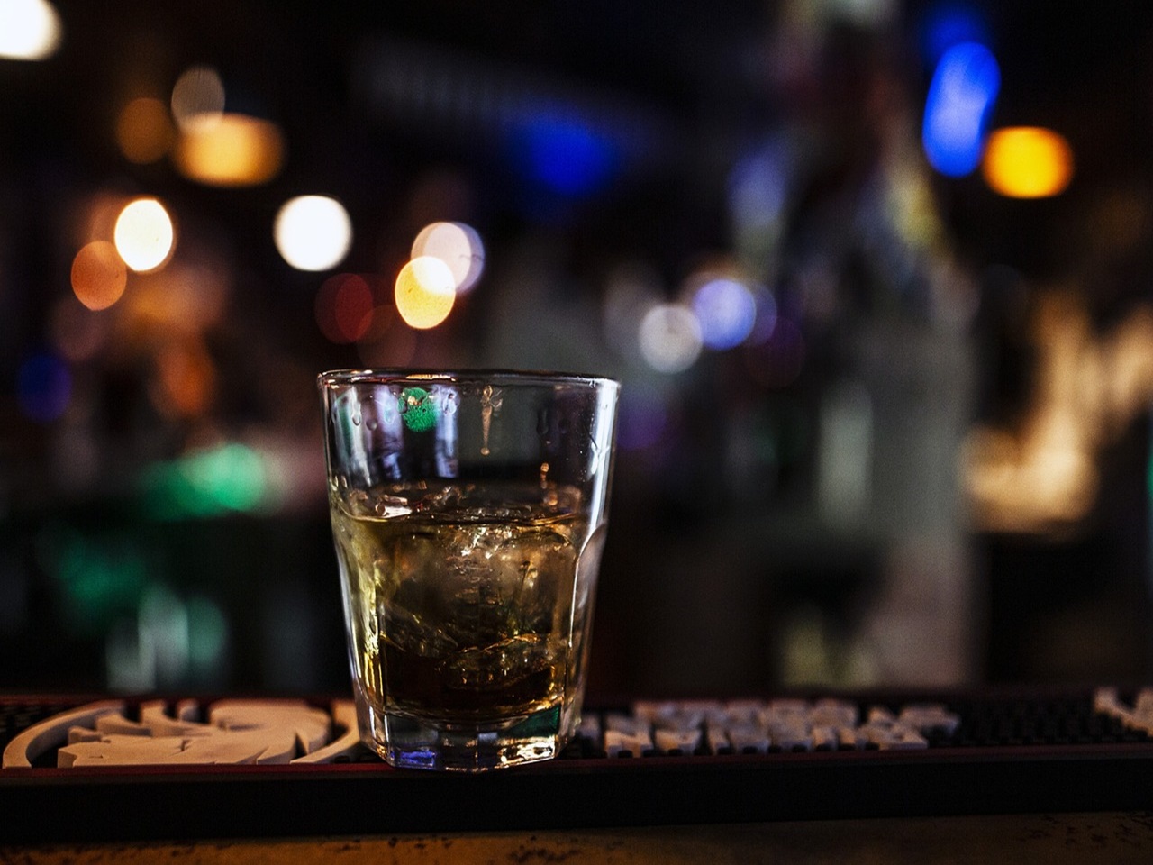 酒の場で暴露話