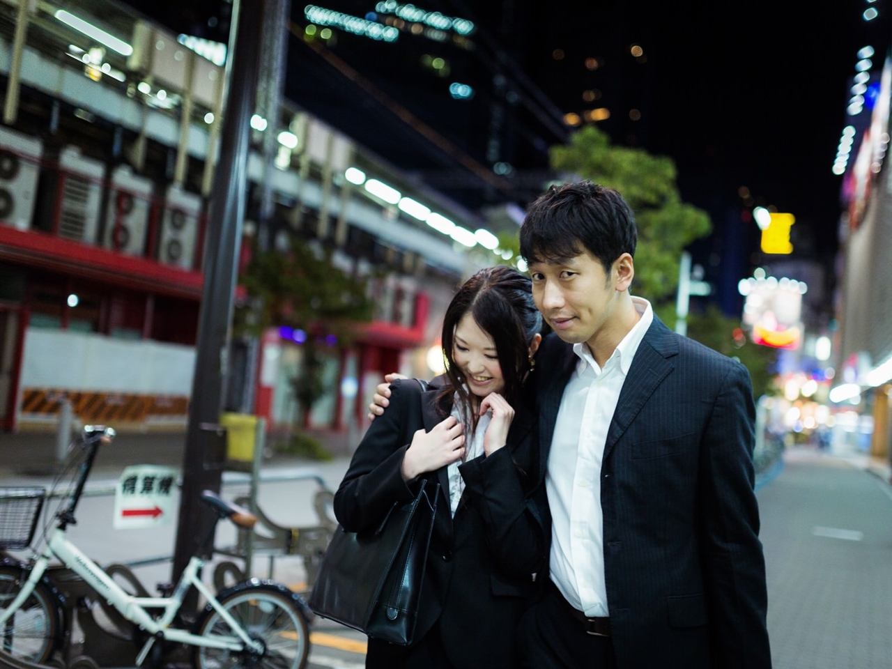 女性を送る男性