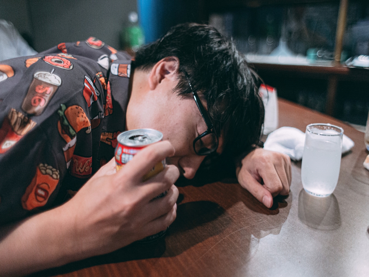 悪酔いする男性