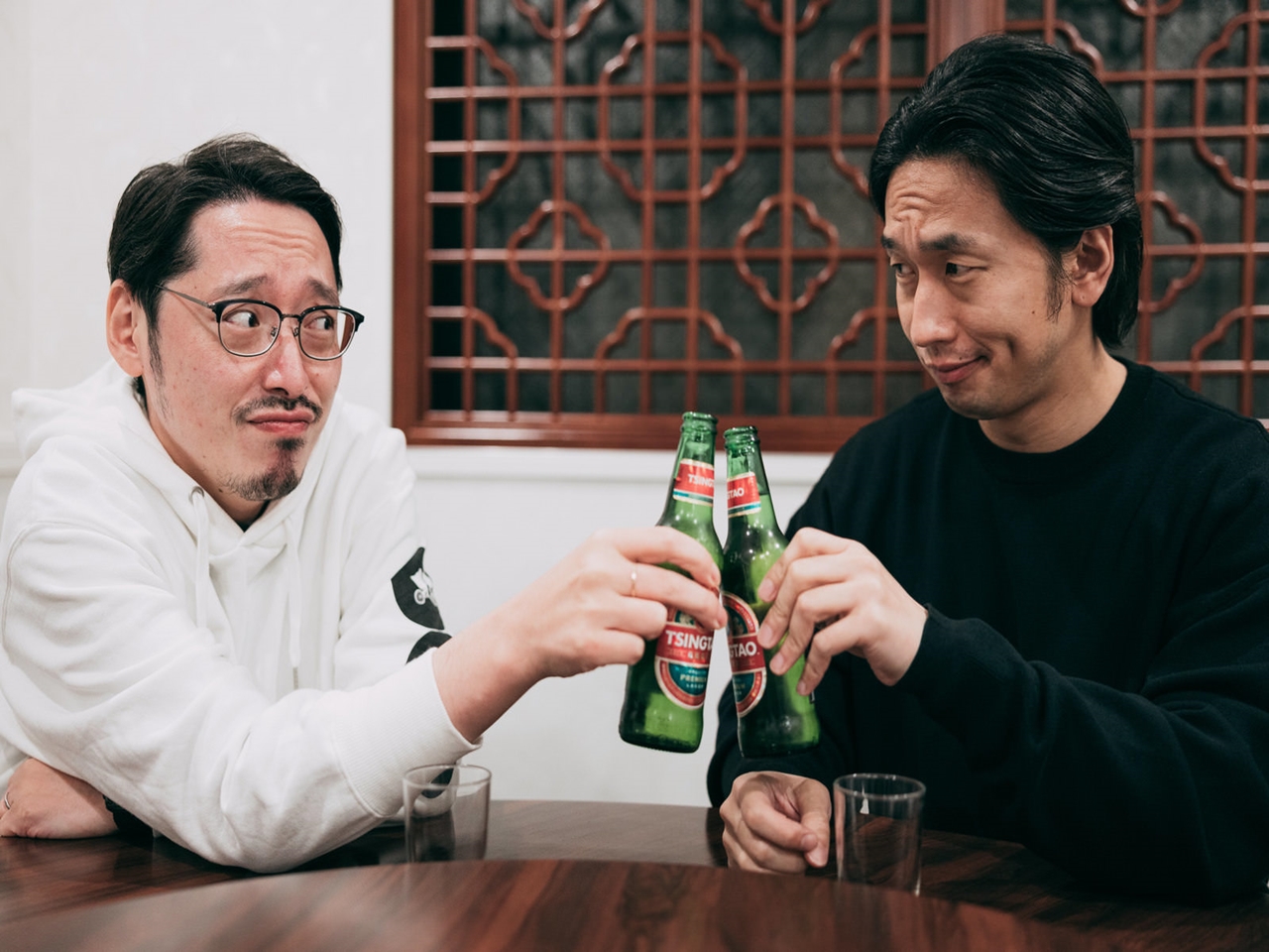 お酒を注ぐ